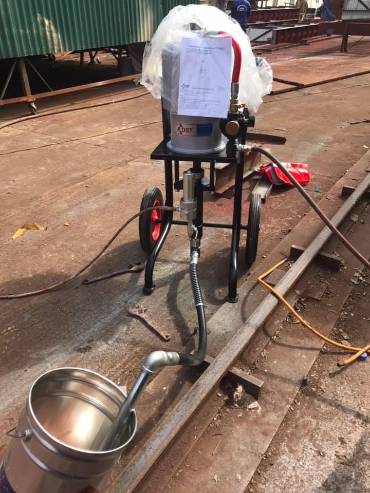 Hiện tượng máy phun sơn airless dùng khí nén DST, YLK,.. càng hoạt động càng lạnh, đôi khi bị đóng đá. Giải thích hiện tượng và biện pháp khắc phục.